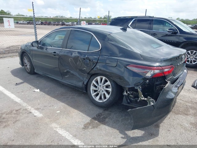 44755826 :رقم المزاد ، 4T1C11AKXNU689587 vin ، 2022 Toyota Camry Le مزاد بيع