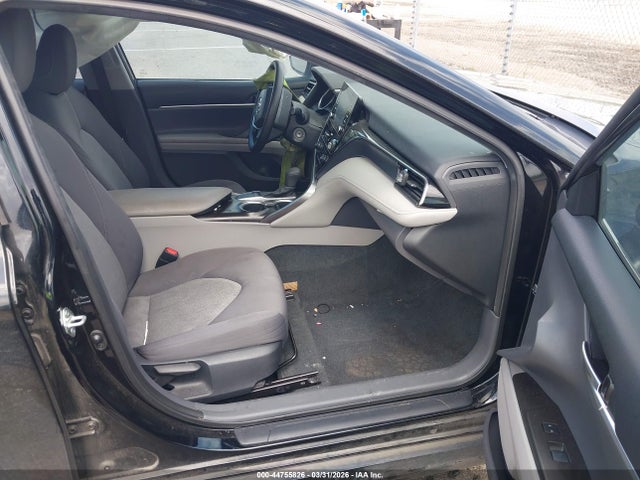 44755826 :رقم المزاد ، 4T1C11AKXNU689587 vin ، 2022 Toyota Camry Le مزاد بيع