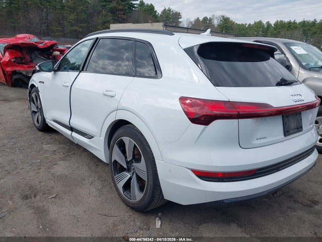 Продажа на аукционе авто 2022 Audi E-tron Premium Plus Quattro, vin: WA1LAAGE3NB012375, номер лота: 44756342