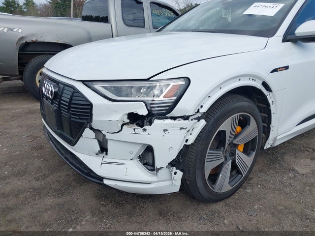 Продажа на аукционе авто 2022 Audi E-tron Premium Plus Quattro, vin: WA1LAAGE3NB012375, номер лота: 44756342