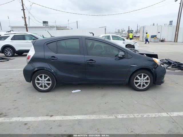 JTDKDTB30E1569373 Toyota Prius C Four