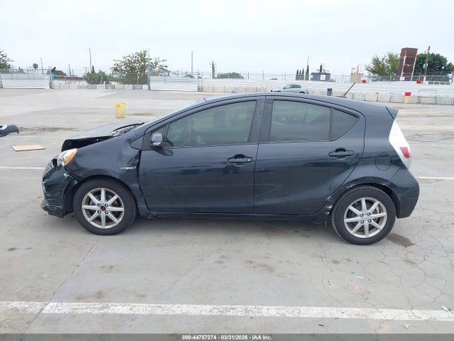 JTDKDTB30E1569373 Toyota Prius C Four