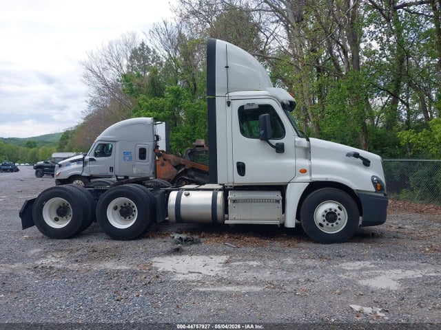 44757927 :رقم المزاد ، 1FUJGEDR9JLJT7128 vin ، 2018 Freightliner Cascadia 125 مزاد بيع
