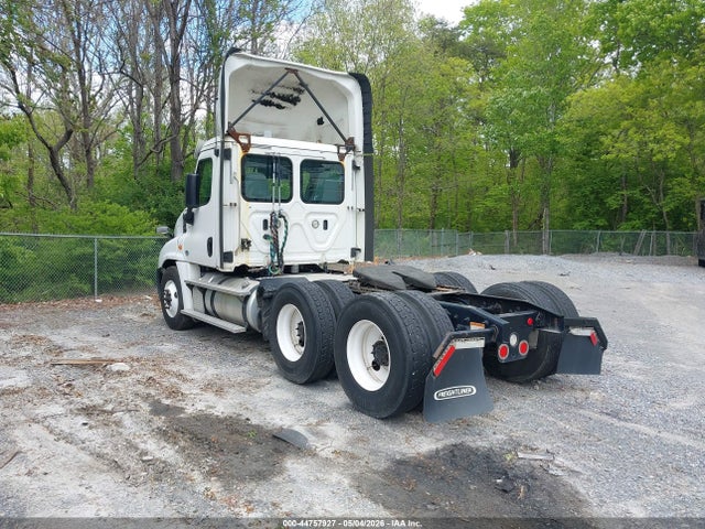44757927 :رقم المزاد ، 1FUJGEDR9JLJT7128 vin ، 2018 Freightliner Cascadia 125 مزاد بيع