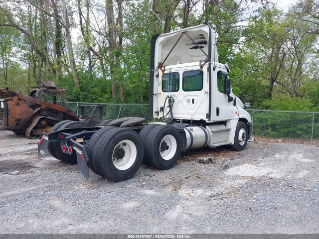 44757927 :رقم المزاد ، 1FUJGEDR9JLJT7128 vin ، 2018 Freightliner Cascadia 125 مزاد بيع