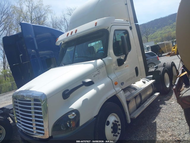44757927 :رقم المزاد ، 1FUJGEDR9JLJT7128 vin ، 2018 Freightliner Cascadia 125 مزاد بيع