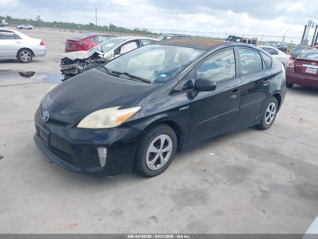 Toyota Prius Three 2014 JTDKN3DU2E1750445 Image 2