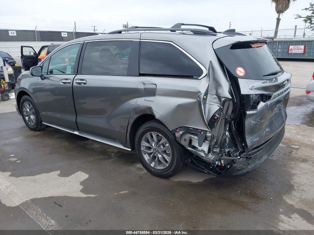 5TDYRKEC3TS299721 Toyota SIENNA XLE