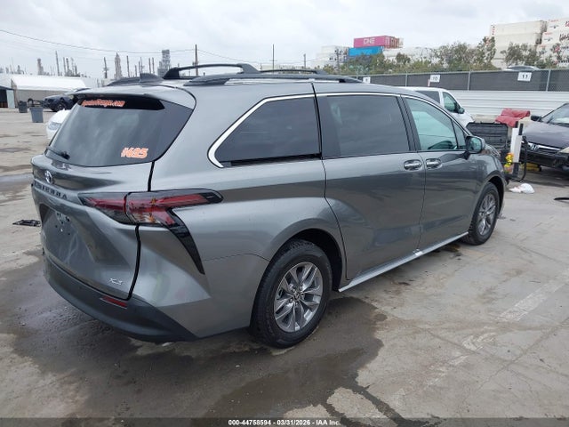 5TDYRKEC3TS299721 Toyota SIENNA XLE