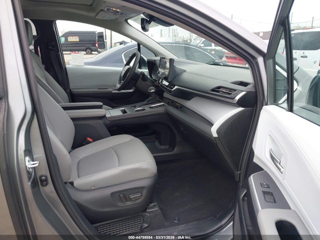 5TDYRKEC3TS299721 Toyota SIENNA XLE