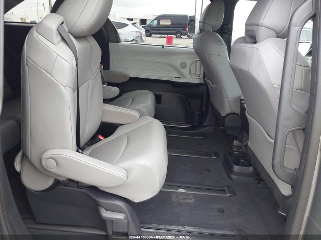 5TDYRKEC3TS299721 Toyota SIENNA XLE