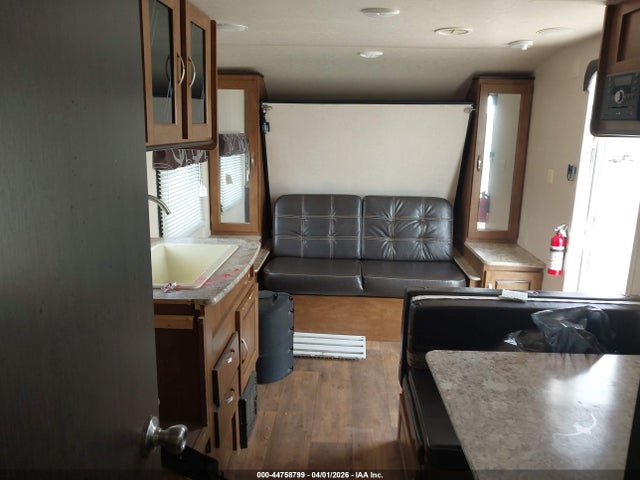 44758799 :رقم المزاد ، 4X4TSM722J7415247 vin ، 2018 Forest River Cruise Lite مزاد بيع