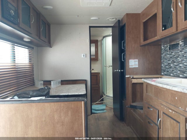 44758799 :رقم المزاد ، 4X4TSM722J7415247 vin ، 2018 Forest River Cruise Lite مزاد بيع