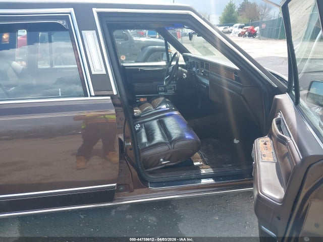 1985 Lincoln Town Car მანქანა იყიდება აუქციონზე, vin: 1LNBP96F9FY636619, აუქციონის ნომერი: 44759612