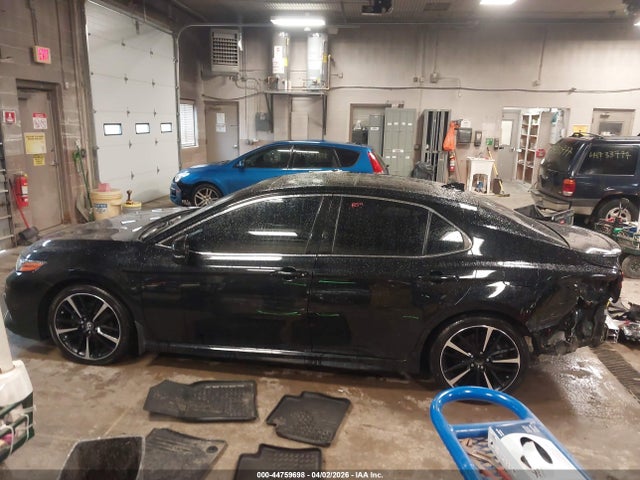 44759698 :رقم المزاد ، 4T1B61HK6JU525363 vin ، 2018 Toyota Camry Xse مزاد بيع