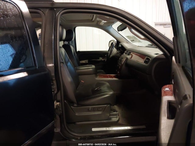 44759732 :رقم المزاد ، 1GNSCCE09BR323124 vin ، 2011 Chevrolet Tahoe Ltz مزاد بيع