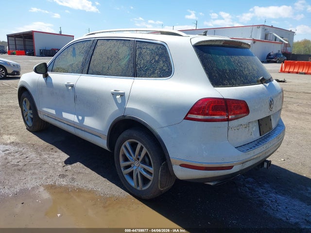 2016 VOLKSWAGEN TOUAREG WVGEF9BP9GD010415 Photo 2