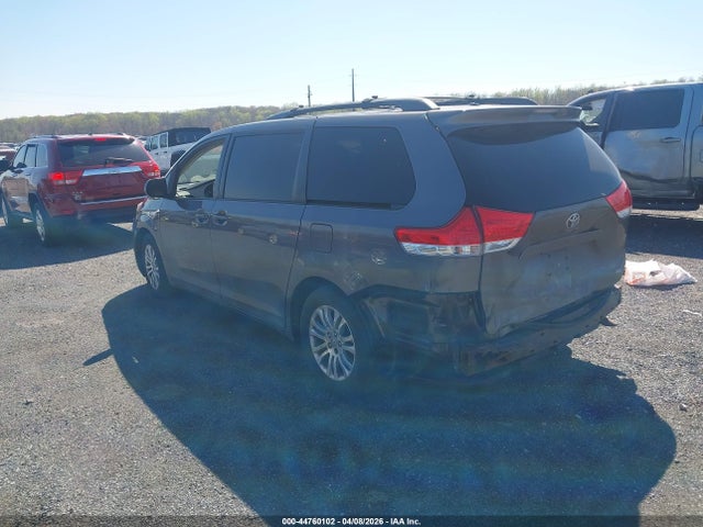 2011 TOYOTA SIENNA 5TDYK3DC8BS090243 Photo 2