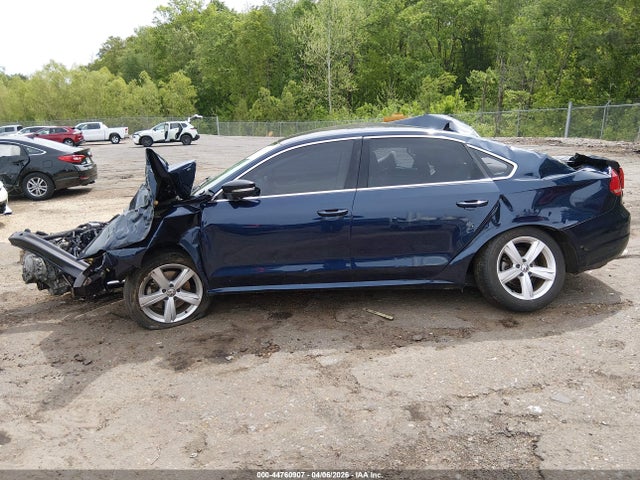 2015 Volkswagen Passat 1.8t Se მანქანა იყიდება აუქციონზე, vin: 1VWBS7A32FC013695, აუქციონის ნომერი: 44760907