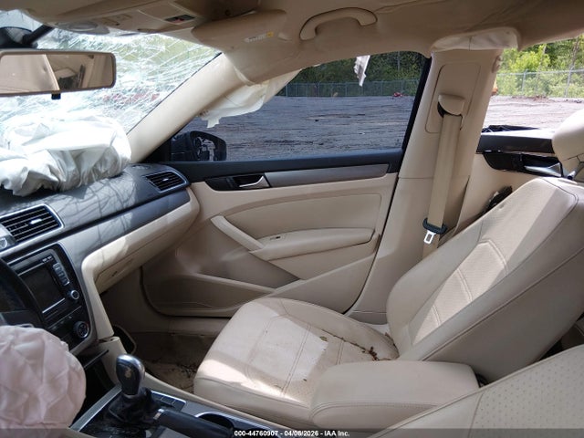 2015 Volkswagen Passat 1.8t Se მანქანა იყიდება აუქციონზე, vin: 1VWBS7A32FC013695, აუქციონის ნომერი: 44760907