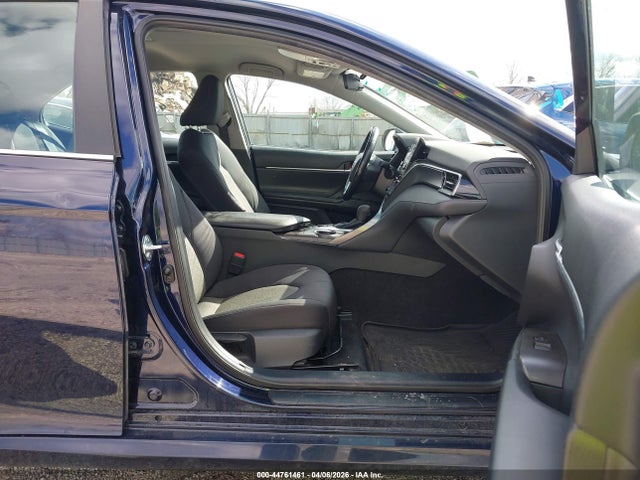 44761461 :رقم المزاد ، 4T1C31AK8NU584251 vin ، 2022 Toyota Camry Le Hybrid مزاد بيع