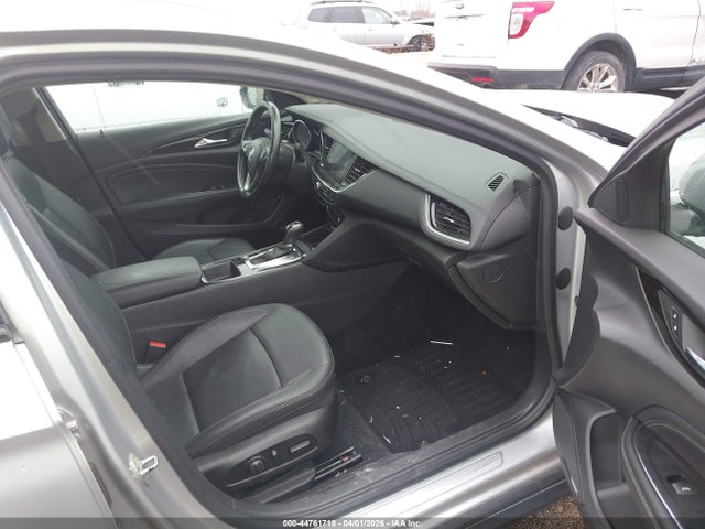 44761718 :رقم المزاد ، W04GV8SX5J1100206 vin ، 2018 Buick Regal Tourx Essence مزاد بيع