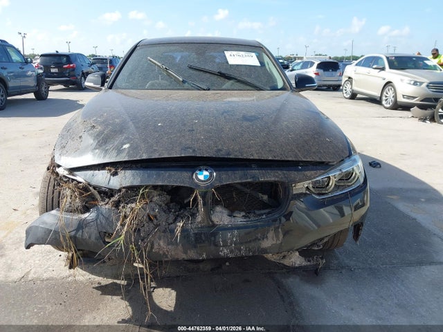 44762359 :رقم المزاد ، WBA8A9C59JAH12353 vin ، 2018 Bmw 320i مزاد بيع