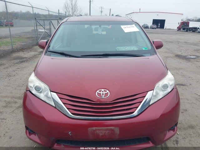 44762798 :رقم المزاد ، 5TDKK3DC1FS556560 vin ، 2015 Toyota Sienna Le 8 Passenger مزاد بيع