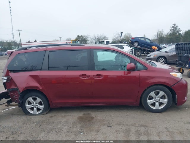 44762798 :رقم المزاد ، 5TDKK3DC1FS556560 vin ، 2015 Toyota Sienna Le 8 Passenger مزاد بيع