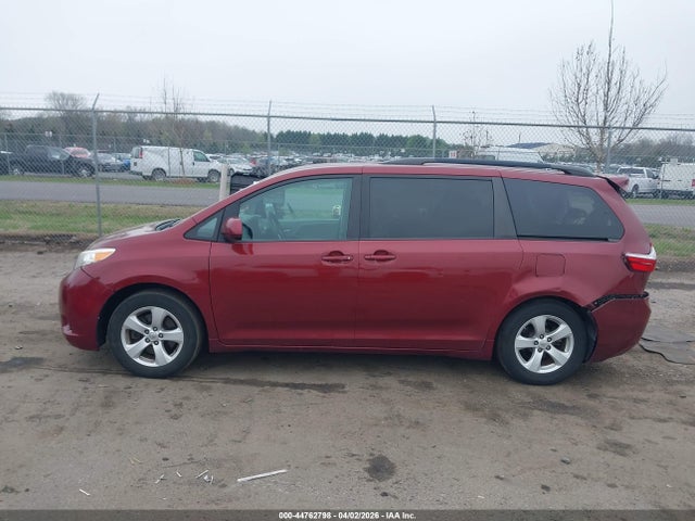 44762798 :رقم المزاد ، 5TDKK3DC1FS556560 vin ، 2015 Toyota Sienna Le 8 Passenger مزاد بيع
