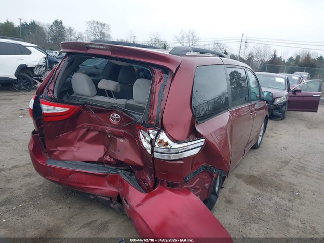 44762798 :رقم المزاد ، 5TDKK3DC1FS556560 vin ، 2015 Toyota Sienna Le 8 Passenger مزاد بيع