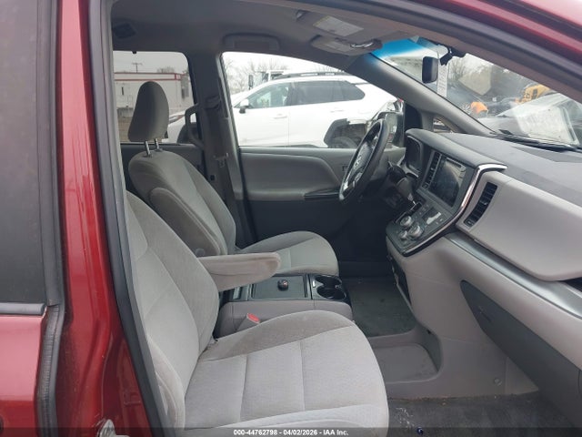 44762798 :رقم المزاد ، 5TDKK3DC1FS556560 vin ، 2015 Toyota Sienna Le 8 Passenger مزاد بيع