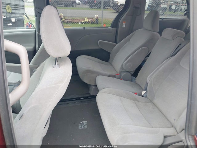 44762798 :رقم المزاد ، 5TDKK3DC1FS556560 vin ، 2015 Toyota Sienna Le 8 Passenger مزاد بيع