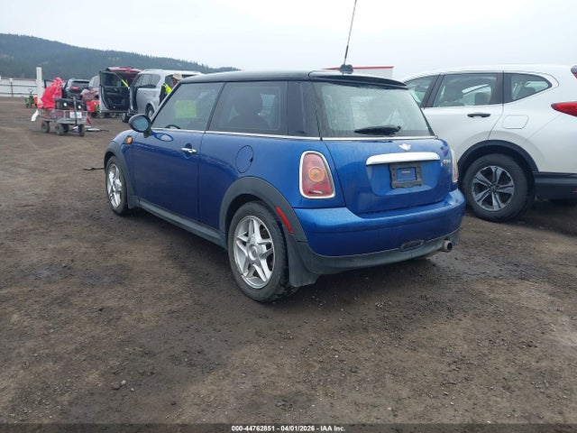 2008 MINI COOPER WMWMF335X8TT66449 Photo 2