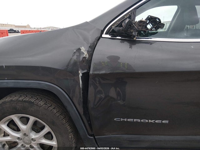 1C4PJLCBXHW586287 Jeep Cherokee Latitude Fwd