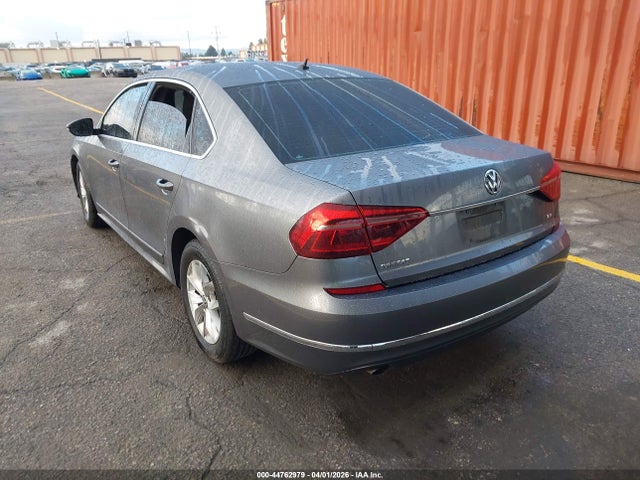 1VWAT7A39HC011261 Volkswagen Passat 1.8t S