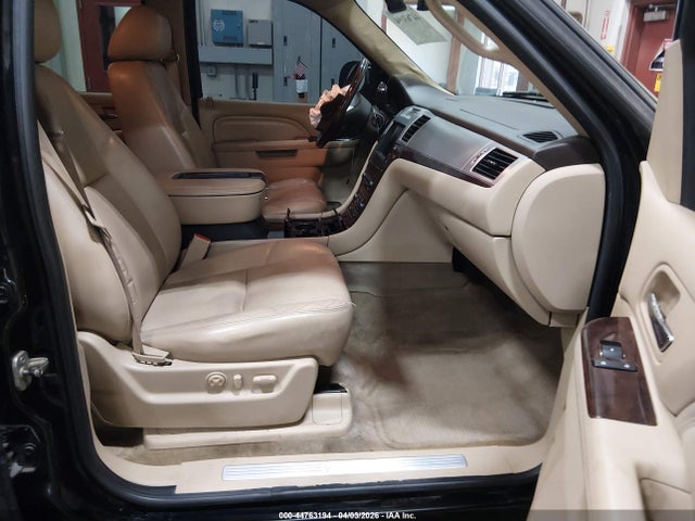 44763194 :رقم المزاد ، 1GYS4JEF7BR190453 vin ، 2011 Cadillac Escalade Esv Premium مزاد بيع
