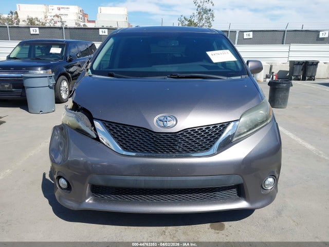 5TDXK3DC9FS636453 Toyota Sienna Se 8 Passenger