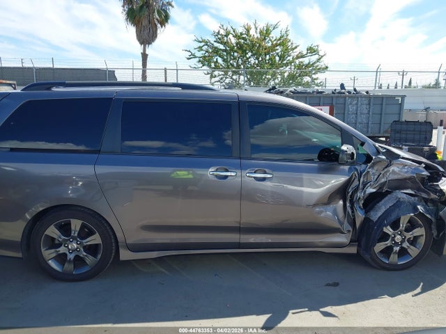 5TDXK3DC9FS636453 Toyota Sienna Se 8 Passenger