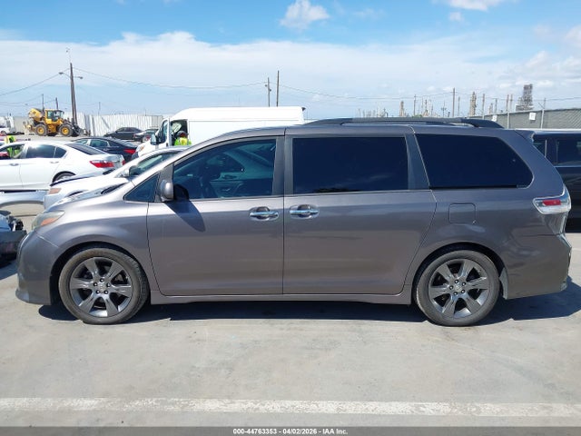 5TDXK3DC9FS636453 Toyota Sienna Se 8 Passenger