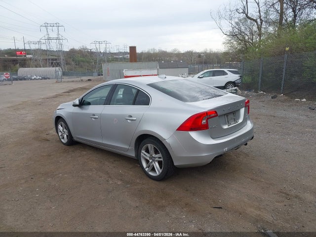 2015 VOLVO S60 YV140MFB9F1315801 Photo 2