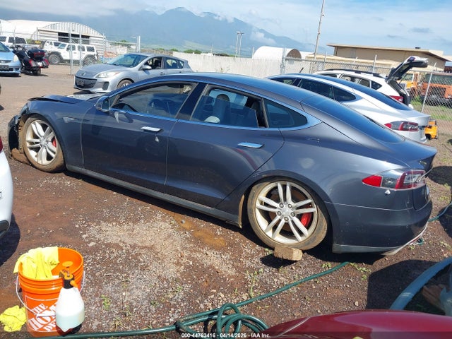 2015 Tesla Model S 85d/p85d მანქანა იყიდება აუქციონზე, vin: 5YJSA1H45FF083955, აუქციონის ნომერი: 44763416