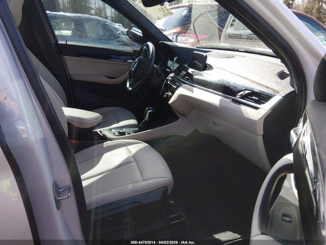2018 BMW X1 WBXHT3C37J5L27391 Photo 4