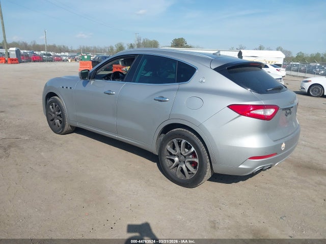 2017 MASERATI LEVANTE ZN661XUL1HX199338 Photo 2