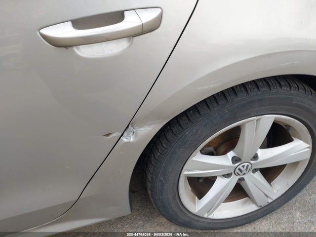 2013 Volkswagen Passat 2.5l Se მანქანა იყიდება აუქციონზე, vin: 1VWBP7A39DC073259, აუქციონის ნომერი: 44764098