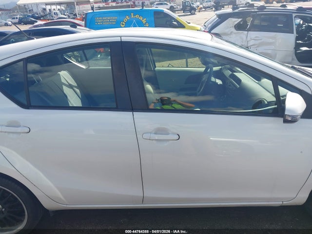 Toyota Prius C One 2014 JTDKDTB30E1076339 Image 13