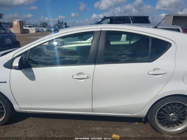Toyota Prius C One 2014 JTDKDTB30E1076339 Image 14