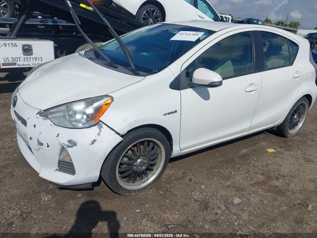 Toyota Prius C One 2014 JTDKDTB30E1076339 Image 2