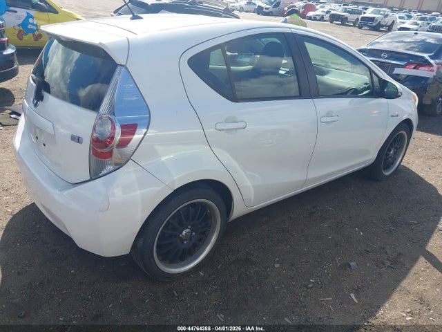 Toyota Prius C One 2014 JTDKDTB30E1076339 Image 4