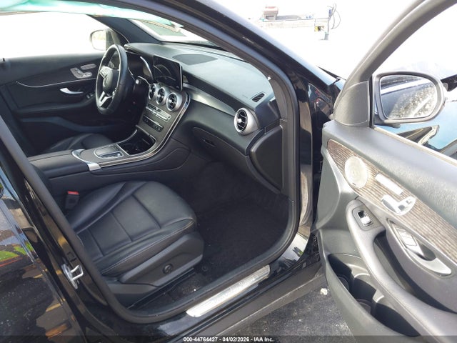 44764427 :رقم المزاد ، W1N0G8EB2MF997809 vin ، 2021 Mercedes-benz Glc 300 4matic Suv مزاد بيع